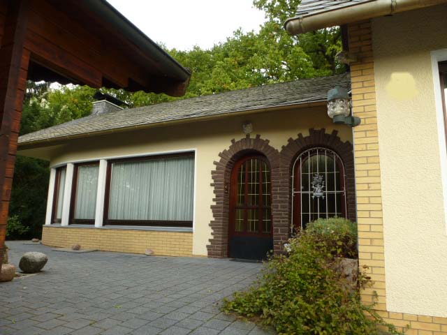 VERKAUFT - Großes Einfamilienhaus mit Garage und Teilkeller 