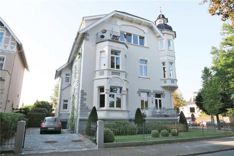 Große, exklusive und renovierte 2 Zimmer-Altbau-Wohnung mit hochwertiger Einbauküche
