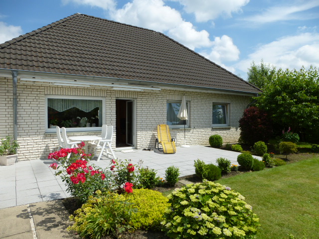 VERKAUFT - Schöner und gepflegter Walmdachbungalow mit großer Westterrasse, Garage und Garten