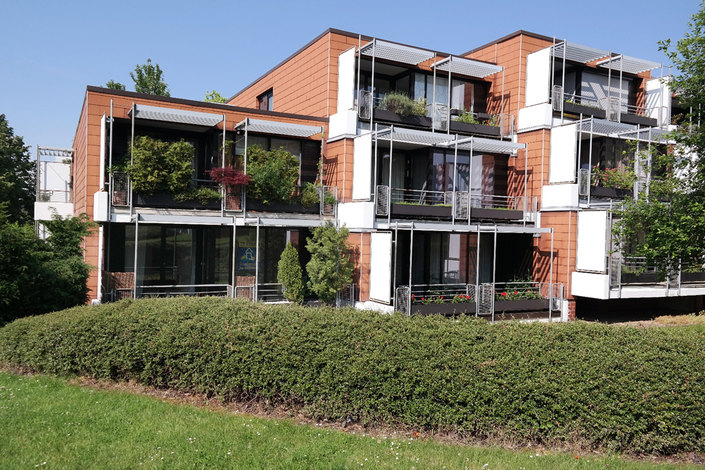 VERKAUFT - Schöne 2 Zimmer-Erdgeschoss-Wohnung mit Einbauküche, gr. Südterrasse und Stellplatz