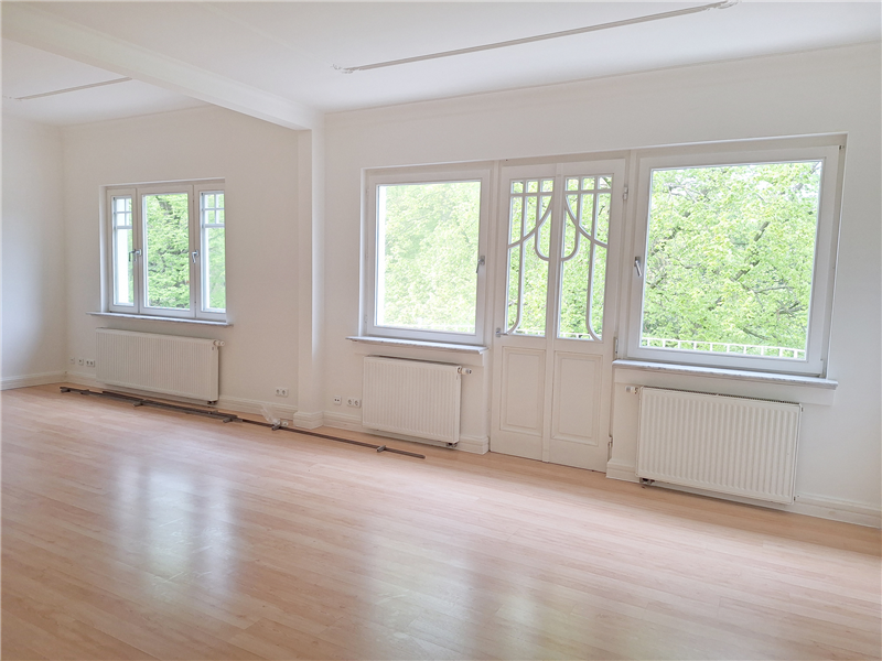 Wunderschöne 3 Zimmer-Altbau-Wohnung mit 2 Balkonen und Gäste-WC 
