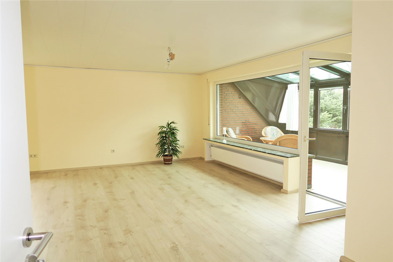 Sehr schöne und komplett renovierte 3 Zimmer-Wohnung mit EBK, Südloggia und Garage in B.O.-Werste