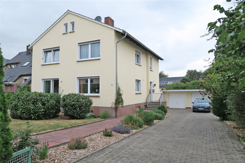 Modernes 2-Familienhaus mit Terrasse, großem Garten und 2 Garagen in Lübbecke - Innenstadt