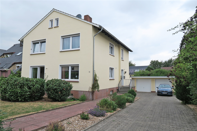 Modernes 2-Familienhaus mit Terrasse, großem Garten und 2 Garagen in Lübbecke - Innenstadt