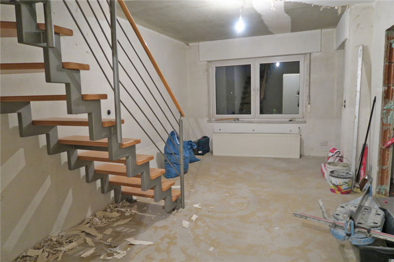 Kompl renovierte 3 Zimmer-Maisonette-Wohnung mit EBK, kl. Balkon u. Carport in B.O.-Eidinghausen