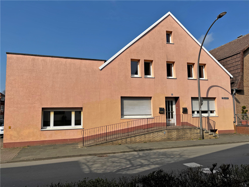 VERKAUFT - Zentral gelegenes Grundstück mit renovierungsbedürftigem Mehrfamilienhaus