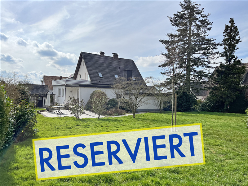 RESERVIERT - Großes, gepflegtes Einfamilienhaus mit Garage und schönem Garten/ Baugrundstück 