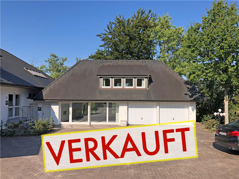 VERKAUFT - „Kleines Haus“ mit Doppelgarage und schönem Garten 