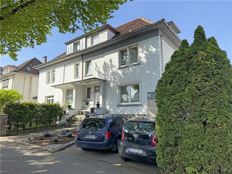 Charmante, sanierungsbedürftige Doppelhaushälfte mit kleinem Garten und Doppelgarage in zentraler Lage von Bad Oeynhausen
