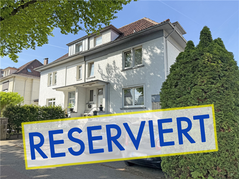 RESERVIERT - Charmante, stark sanierungsbedürftige Doppelhaushälfte mit kleinem Garten und Doppelgarage