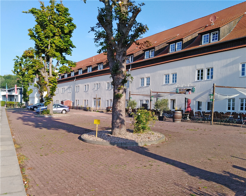 Helle und moderne Büroeinheit mit 5 großen Räumen im Erdgeschoss mit Einbauküche und 6 Pkw-Stellplätzen