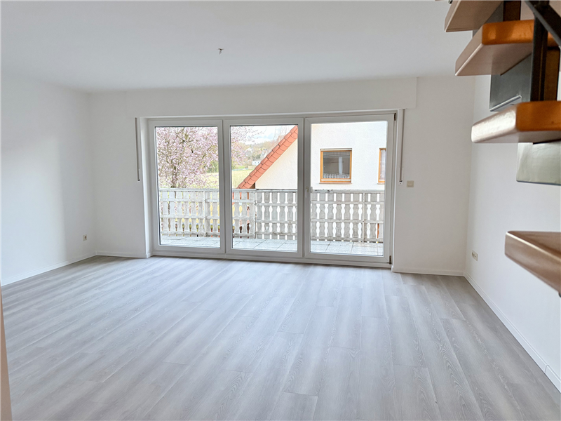 Renovierte und moderne 4 Zimmer-Wohnung über 2 Etagen mit Einbauküche, neuem Bad, Süd-/Ostloggia und Pkw-Stellplatz