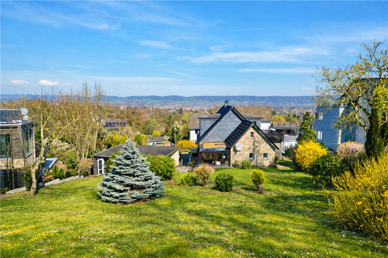 Gefragte Wohnlage mit großem Traumgrundstück 