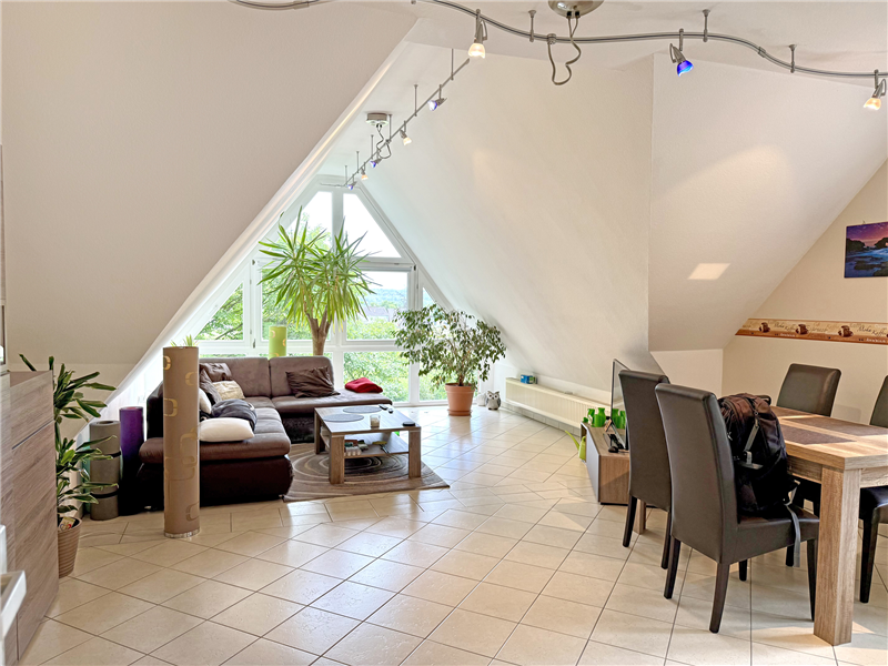 Sehr schöne 4 Zimmer-Dachgeschoss-Wohnung mit Terrasse (EG), neuem Duschbad, Gäste-WC und 2 Stellplätzen in Bad Oeynhausen - Werste
