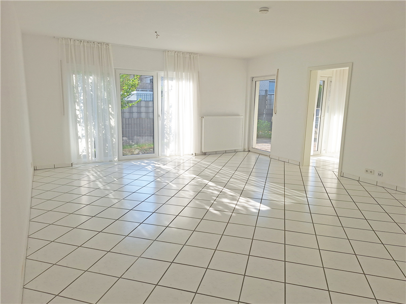 Schöne und helle 3 Zimmer-Erdgeschoss-Wohnung mit Einbauküche, Terrasse, kleinem Gartenanteil und Carport 